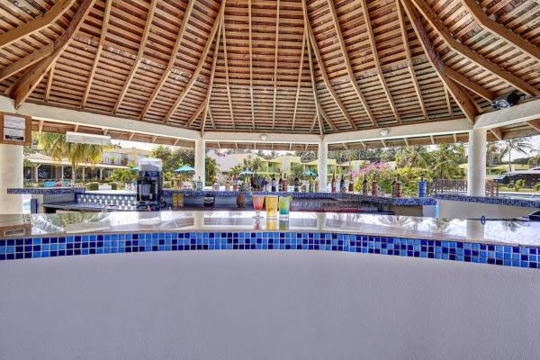 Starfish Tobago Resort - Swim-up Bar